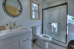 Happy Trout Hideaway - Entry Level Shared Bathroom